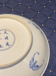 Une figure en biscuit &eacute;maill&eacute; vert, un pot &agrave; d&eacute;cor de lotus et une coupe en porcelaine de Chine en bleu et blanc, Kangxi et apr&egrave;s